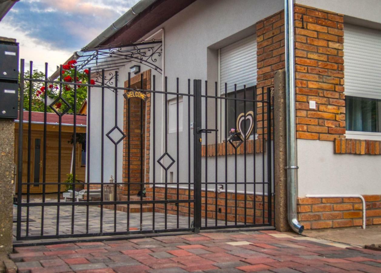 Feliz Apartman Gyula Zewnętrze zdjęcie
